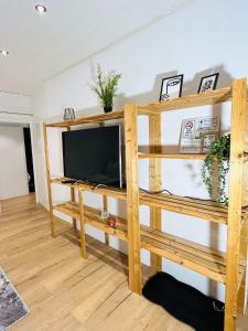 a living room with a tv on a shelf at Ferienwohnung Südtor 2 in Geisingen