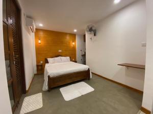 a bedroom with a large bed in a room at Elite Nest in Ahangama