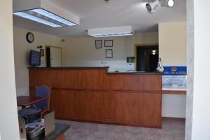 Lobi atau kawasan kaunter penerimaan di Royal Inn & Suites