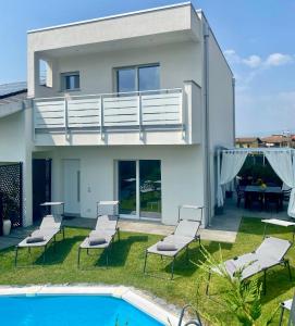a villa with a swimming pool and a house at Villa Carlotta in Salionze