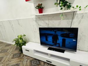 a flat screen tv sitting on a white entertainment center at HAVELI Vinaros in Vinarós