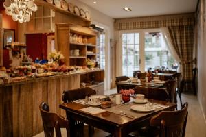 a dining room with a table and chairs and a bar at Petit Casa da Montanha in Gramado
