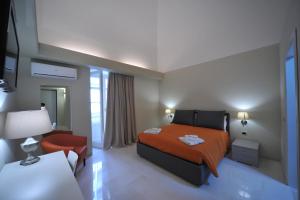 een hotelkamer met een bed en een stoel bij Gatto Bianco House in Bari