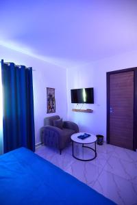a living room with a couch and a tv at La Villa Tombouctou in Bingerville