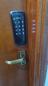 a remote control on a door with a cell phone on it at ECO BROTAS Pousada e Rafting in Brotas