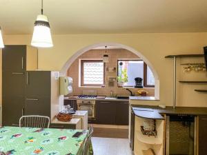 a kitchen with an archway in the middle of it at Cazare Garden Bragadiru Clinceni Domnești in Ordoreanu