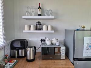 a kitchen with a microwave and a refrigerator at La Ford in Hopetown
