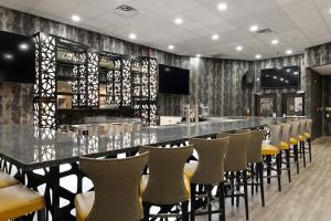a bar with chairs and a counter in a restaurant at Verta Hotel McAllen in McAllen +12 photos