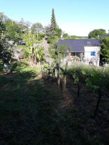 a house with a garden and a fence at Oxygène in Lasseube