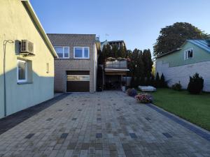 a driveway in front of a house at Mereääre in Haapsalu