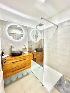 a bathroom with a glass shower and a sink at Vue mer sur la Marina, Le Juliana in Pointe-à-Pitre +33 photos