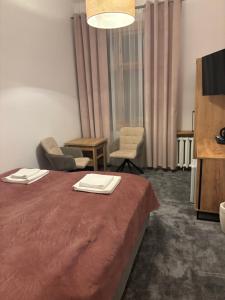 a hotel room with a bed and a couch and chairs at Pokoje Gościnne U Niny - Szklarska Poręba in Szklarska Poręba