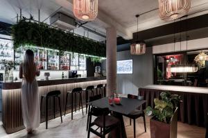 Eine Frau steht an einer Bar in einem Restaurant in der Unterkunft Rosa Style in Rowy