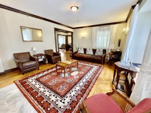 a living room with a couch and a rug at Dartmouth House Inn in Rochester