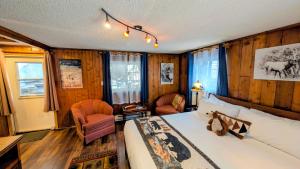 a bedroom with a bed and a chair in a room at Alpen Way Chalet Mountain Lodge in Evergreen +197 photos
