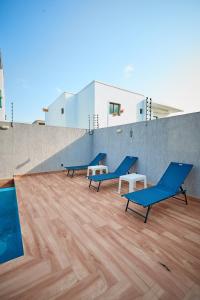a group of blue benches on top of a building at La Villa Tombouctou in Bingerville
