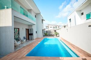 a swimming pool in the backyard of a house at La Villa Tombouctou in Bingerville