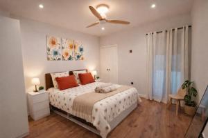 a bedroom with a bed and a ceiling fan at Apartamento Maya Merida in Mérida