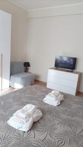 a bedroom with a bed with towels on it at Casa Darla in Cesano Boscone