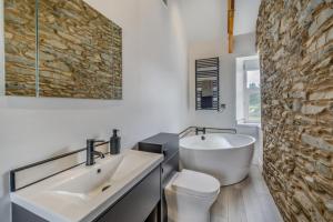 a bathroom with a tub and a toilet and a sink at 1 Bed in Tebay oc-m29886 in Tebay +14 photos