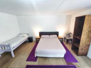 a small bedroom with a bed and a shelf at Luz del Alba in Durazno