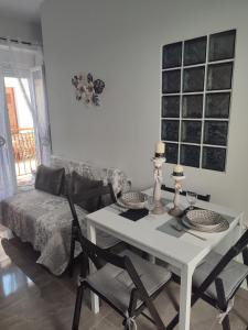 a dining room with a white table and chairs at Το σπιτι στη Ρουγα in Glossa
