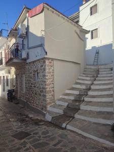 a set of stone stairs next to a building at Το σπιτι στη Ρουγα in Glossa