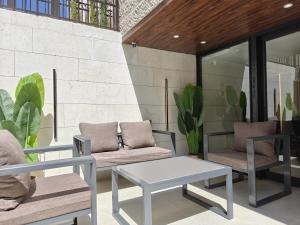 a patio with two chairs and a coffee table at ذا سهل ستيز in Amman
