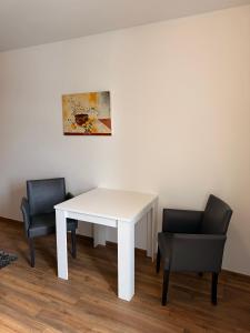 a white table and two chairs in a room at Ferienwohnungen am Luitpold in Berchtesgaden