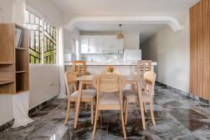 a kitchen and dining room with a table and chairs at Oz Residence Beach Two-Bedroom Apartment & Free Parking in Los Botados