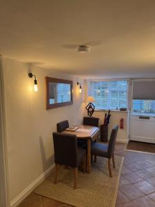 a dining room with a table and chairs at Priory Weavers Cottage in Burford