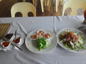 Makanan di atau berdekatan rumah tamu ini