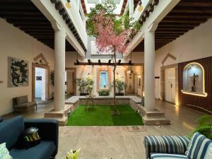 a large lobby with a tree in the middle at M Hoteles Concepto in Morelia