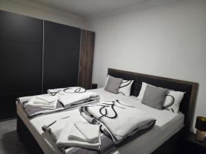 a bedroom with two beds with black and white sheets at AS Apartment Neukirchen-Vluyn in Neukirchen-Vluyn