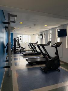 a gym with several treadmills and cardio machines at Flat Moderno no Blue Tree Hotel in Manaus