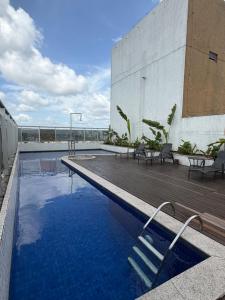 a swimming pool on the roof of a building at Flat Moderno no Blue Tree Hotel in Manaus