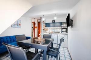 a kitchen and dining room with a table and chairs at Due Passi Dal Mare in Torre a Mare