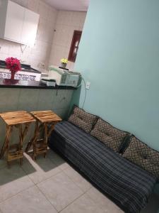 a bench in a kitchen with a table and a table and a table at casa em Vila Verde Búzios in Búzios