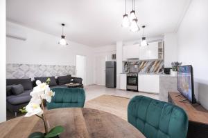 a living room with a couch and a table at Ivory Luxury 1BR in Voluntari