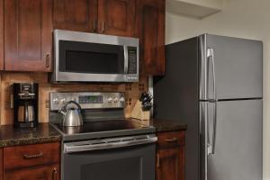 a kitchen with a stove and a microwave and a refrigerator at Hyatt Vacation Club at Pinon Pointe, Sedona in Sedona