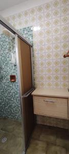 a bathroom with a shower and a sink at Habitaflex Casa No Centro de Urupês in Urupês +7 photos