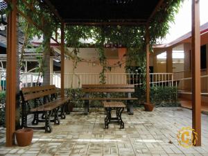 un gruppo di panchine sedute sotto un gazebo di Hotel Castro a Palmas Altre 25 foto