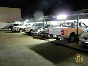 una fila di auto parcheggiate in un parcheggio di notte di Hotel Castro a Palmas