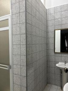 a tiled bathroom with a sink and a mirror at Casa 12-87 in Poneloya +27 photos