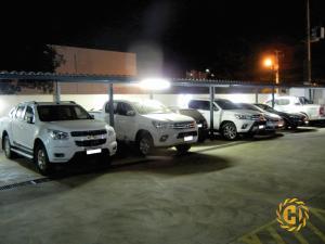 una fila di auto parcheggiate in un parcheggio di notte di Hotel Castro a Palmas
