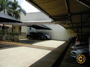 un parcheggio con due auto parcheggiate al suo interno di Hotel Castro a Palmas