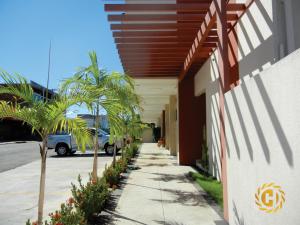 un marciapiede con palme accanto a un edificio di Hotel Castro a Palmas