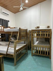 a room with a bunch of bunk beds at Casa 12-87 in Poneloya