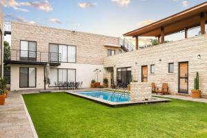 a brick house with a swimming pool in a yard at Bungalows in Samsara Atlixco in La Sabana