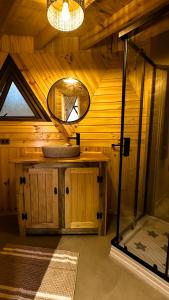 a bathroom with a sink and a mirror in a room at Villa Santa Rita in Cobquecura